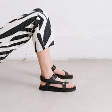 ✔ plus de 40 000 modèles de chaussures ✔ livraison et retours gratuits. Sandales A Plateforme Et Bride Epaisse Femme En Cuir Noir Jonak