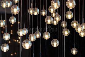 Außerdem hängen die kosten von der montageart und der gewünschten beplankung ab. Gluhlampen Die Von Der Decke Lampen Auf Dem Dunklen Hintergrund Selektiver Fokus Horizontal Hangen Stockfoto Bild Von Kugeln Dekor 82809224