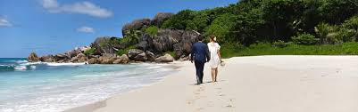 Il matrimonio in spiaggia richiede un dress code un po' diverso rispetto a quello dei matrimoni civili classici. Matrimonio Alle Seychelles Sposarsi Alle Seychelles Seyvillas Com