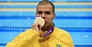 Entrega da medalha do atleta andre brasil pelo diretor dr. Nadador Strong Andre Brasil Strong Bate Recorde E Conquista Sua Primeira Medalha De Ouro Em Londres