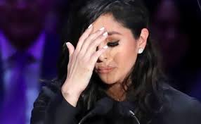 La viuda de Kobe Bryant se muestra abatida durante el juicio