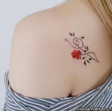 Trong đó có việc khoe cận cảnh những hình xăm thú vị của mình. Hinh XÄƒm Ä'áº¹p Cho Ná»¯ á»Ÿ Vai Sau