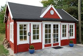 Schones Clockhouse Gartenhaus In Schwedenrot Und Weiss Mit Ziergiebel Das Traditionelle Flair Wird Durch Ein Hirschgeweih Und B Gartenhaus Haus Haus Und Garten