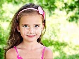 Foto de stock de Retrato De Niña Sonriente Adorable