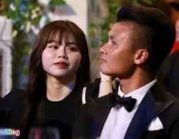 Anh là quả bóng vàng việt nam năm 2018 và cũng là cầu thủ xuất sắc nhất đông nam á năm 2019. Quang Háº£i Báº£nh Bao Cung Co Báº¡n Gai Má»›i Táº¡i Gala Qbv