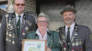 Ihre Schwester Doris Wemken hält eine launige Laudatio auf die scheidende  Brettorfer Schützenkönigin