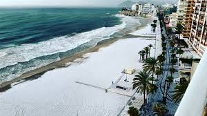 Con Esta Bonita Granizada La De Ayer En La Playa De Benidorm Entramos En El Fin De Semana Benidorm Playa Blanco Playas De Benidorm Benidorm Playa