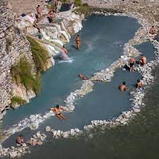 Infatti le vasche termali si trovano lungo le sponde del fiume farma , in un paesaggio di stupefacente bellezza tra boschi rigogliosi ed incontaminati a pochi passi dalla riserva naturale del basso merse. Terme Di Petriolo Visit Tuscany