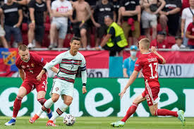Uma partida em que as melhores oportunidades foram portuguesas, foi só nos últimos dez minutos que a equipa. Cr7 Marca Duas Vezes Portugal Vence A Hungria E Larga Na Frente No Grupo Da Morte Gs News