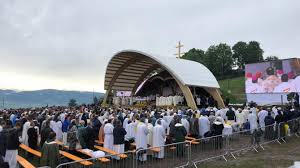 Meteorologii au emis o avertizare de cod portocaliu de ploi în judeţul harghita, unde este aşteptat papa francisc codul portocaliu este valabil până la ora 10:00, însă ar putea fi prelungit, fiind anunţate averse torenţiale ce. CredincioÈ™ii ConvinÈ™i CÄƒ Un Semn Divin S A Petrecut La Sosirea Papei Francisc La È™umuleu Ciuc Ce Au Observat ToÈ›i Pe Cer