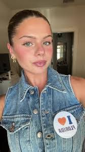 Kaitlyn Davies's Instagram, Twitter & Facebook