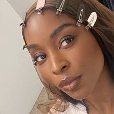 Leah Parry's Instagram, Twitter & Facebook