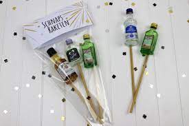 Geschenke für sylvester warum schenkt man geschenke zu silvester und neujahr ? Diy Schnaps Raketen Einfach Selber Machen Super Fur Die Silvester Party
