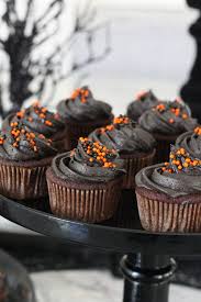 Fill one side of the decorating bag with gray icing. How To Make Black Frosting Dessarts