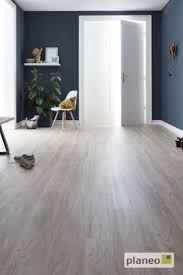 klickvinyl in geweisster eichenoptik bodengestaltung wohnzimmer design blaue wandfarbe
