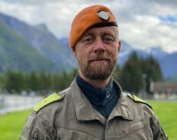 7844 likes · 499 talking about this. Kjendis Tv2 I Kveld Er Det Premiere Pa Kompani Lauritzen Med Fenriken Geir Aker Ikke Spor Meg Hvem Som Er Min Favoritt