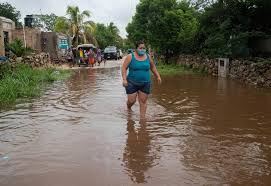 Permanece la advertencia de tormenta tropical para toda la costa pacífica de #guatemala y #elsalvador, se espera que la dt2e llegue a la costa de guatemala la madrugada del domingo y se dirija al norte mientras pierde. La Tormenta Tropical Cristobal Se Debilitara Pero Recobrara Fuerza El Viernes Rumbo A Ee Uu Tormenta Tropical Lluvias The Epoch Times En Espanol