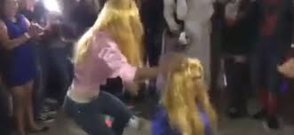 After allowing drug dealers to escape as a result of a foiled bust in a convenience store led by kevin and marcus copeland, the two agents are offered a reprieve if they chauffeur brittany and tiffany wilson, a pair. Se Ganan Halloween Con Disfraz De Donde Estan Las Rubias