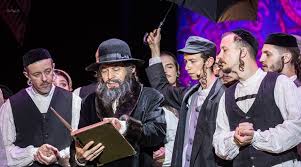 Textul vibrează de simțire, muzica vibrează de emoție. Scripcarul Pe AcoperiÈ Semnebune