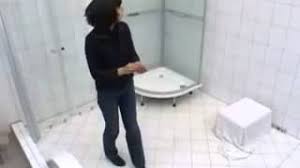 Duş teknesi̇ alt kismi koku yapar (duş teknesini söktük altına baktık ) duş teknesi̇ni̇n açik bi̇r vazi̇yette olmasi duşakabin'e silikon nasıl çekilir? Dusakabin Montaji Nasil Yapilir Youtube