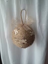 Ramassez des pommes de pin que vous attacherez à un ruban pour les suspendre au sapin. Boule De Noel Fait Main Val Cree Pour Vous