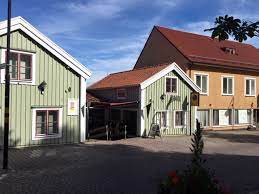 Our top picks lowest price first star rating and price top reviewed. Bakom Kulisserna Pa Byxshops Satsning Halet I Vaggen Monsteras Handel