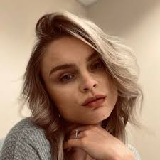 Desiree Calhoun (@dez_ir_ray)