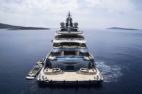 An accompanying support boat is also, reportedly. Flying Fox A 400 Million Dollars Yacht That Belongs Not To Jeff Bezos Mr Luxury