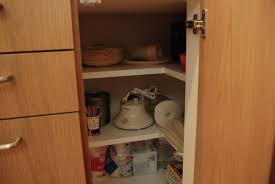 コの字 l型キッチンの方が悩まれる角の部分の収納 yさんは シンク横の4段の引き出しと 調味料用の引き出しの間の ちょうどlの角になる部分は このような変形した棚板を入れています オーダーキッチン l型キッチン キッチン