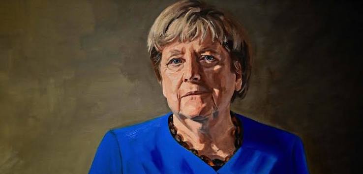 Merkel-Porträt entschlüsselt: Auf dem schmalen Schreibtisch ein geheimnisvoll glänzender Würfel - WELT