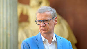 Der moderator günther jauch spricht sich für impfungen gegen das coronavirus aus. Erster Krankheitsausfall Nach 31 Jahren Gunther Jauch Hat Sich Mit Corona Infiziert Rbb24