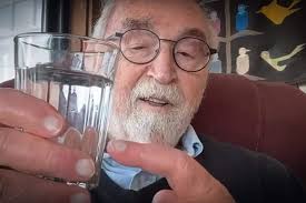 Waterwappies' bestormen markt met dure apparaten die 'dood' en 'giftig'  kraanwater 'levend' maken: 'Hilarische apekool'