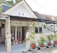 Ukuran terasnya cukup besar dan dilengkapi dengan sejumlah kursi serta meja kayu model rustic. 11 Gambar Teras Rumah Sederhana Di Kampung Bersahaja