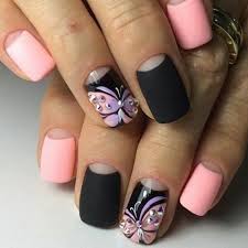 Finalmente están las uñas negras con piedritas que te pueden lucir espectaculares con fondos color nude. 1001 Ideas De Disenos De Unas Con Piedras Y Cristales