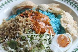 Dari warnanya yang unik ini saya ingin membagikan resep hidangkan nasi kerabu bersama sambal tumis, sambal kelapa. Nasi Kerabu Kelantan Azie Kitchen