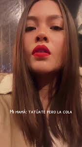 Chica Enseña Tatuajes Abajo