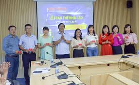 Tham quan chợ bà rịa vũng tàu.chợ bán hải sản cá khô các loại ở vũng tàu | dân miền tây. Bao Ba Rá»‹a VÅ©ng Tau Trao Tháº» Nha Bao Ká»³ Háº¡n 2021 2025 Cho Can Bá»™ Phong Vien