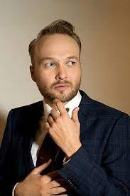 Presentator arjen lubach keek zondagavond serieus de camera in om een groot probleem te bespreken. Arjen Lubach Wikiwand