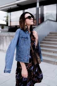 Sie sind entweder mit einem reißverschluss versehen, geschnürt oder zum reinschlüpfen gedacht. So Style Ich Meine Chloe Rylee Cutout Boots Mit Jeansjacke Und Kleid Lifestyle Blog Aus Osterreich