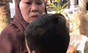 Kes pukul anak angkat, aliff syukri dibebaskan dengan jaminan polis aliff ditahan pihak polis bagi membantu siasatan kes pukul. Pembantu Rumah Didakwa Dera Anak Angkat Aliff Syukri