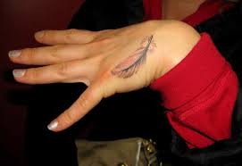 19 geheimnisvolle indianer feder tattoos und bedeutungen. Feder Tattoos Und Die Bedeutung