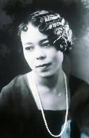 Vivian Marsh's Instagram, Twitter & Facebook