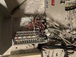 Hier finden sie den verteilerkasten der dsl verteiler kann sich an vielen stellen in oder an ihrem haus befinden. Ist Das Der Dsl Verteilerkasten Im Haus Computer Technik Internet