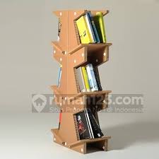 Karena merupakan salah satu jenis sampah yang paling banyak ditemukan, tidak sulit untuk mendapatkan botol bekas sebagai bahan dasar pembuatan kerajinan tangan yang menarik. 6 Ide Rak Buku Dari Kardus Mudah Murah Dan Ramah Lingkungan Rumah123 Com