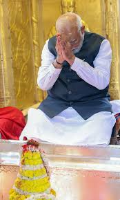 Prime Minister Narendra Modi offers prayers at Kashi Vishwanath Temple in Varanasi #NarendraModi #varanasi #modi #kashivishwanathtemple