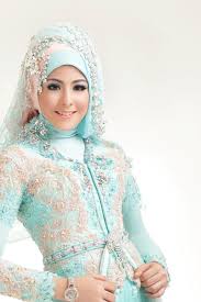 Trend tata rias ini sangat cepat mengalami perkembangan baik dalam hal hijab maupun busana pengantin. Gaun Kebaya Pengantin Mewah Dan Elegan