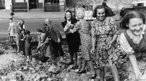 Sachlich berichten, tatsachen aus originalquellen aufführen, zeit¬ genossen, deutsche jungen und mädel, ausländische gäste der jugend, eltern und beteiligte zu wort kommen lassen. 1945 Eine Jugend In Trummern Mit 17 Das Jahrhundert Der Jugend Dw 20 06 2014