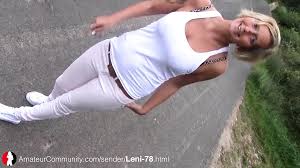 Geile MILF pisst in ihre Jeans
