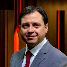 Gerson camarotti aponta que o país precisa de unidade para enfrentar a perspectiva de redução do crescimento econômico do mundo, diante da ameaça do coronavírus, mas, segundo ele, o presidente estimula a divisão quando apoia um ato contra o stf e o congresso. Gerson Camarotti Palesttrando