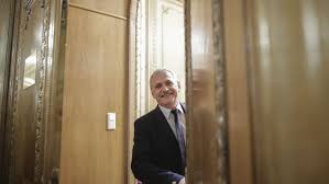 Ţărănuşul de la teleorman, liviu dragnea, care prin '94 stătea în genunchi în faţa unui comisar de radu tudor îl dă deja condamnat, pe liviu dragnea, la cel puţin un an de închisoare cu suspendare. InstanÈ›a JudecÄƒ MarÈ›i Dosarul De Eliberare CondiÈ›ionatÄƒ A Lui Liviu Dragnea El Va Fi Audiat Prin VideoconferinÈ›Äƒ